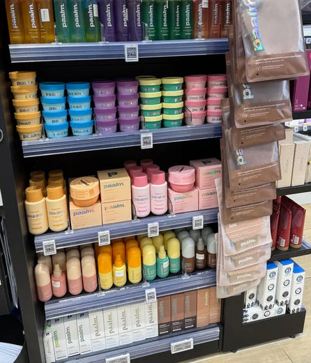 Linéaire Paalm en pharmacie : brumes, beurres corporels et gants