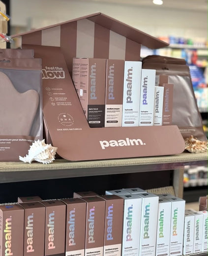 Présentoir Paalm en pharmacie : mousses autobronzantes, Hydramilk, Hydraglow et gant applicateur