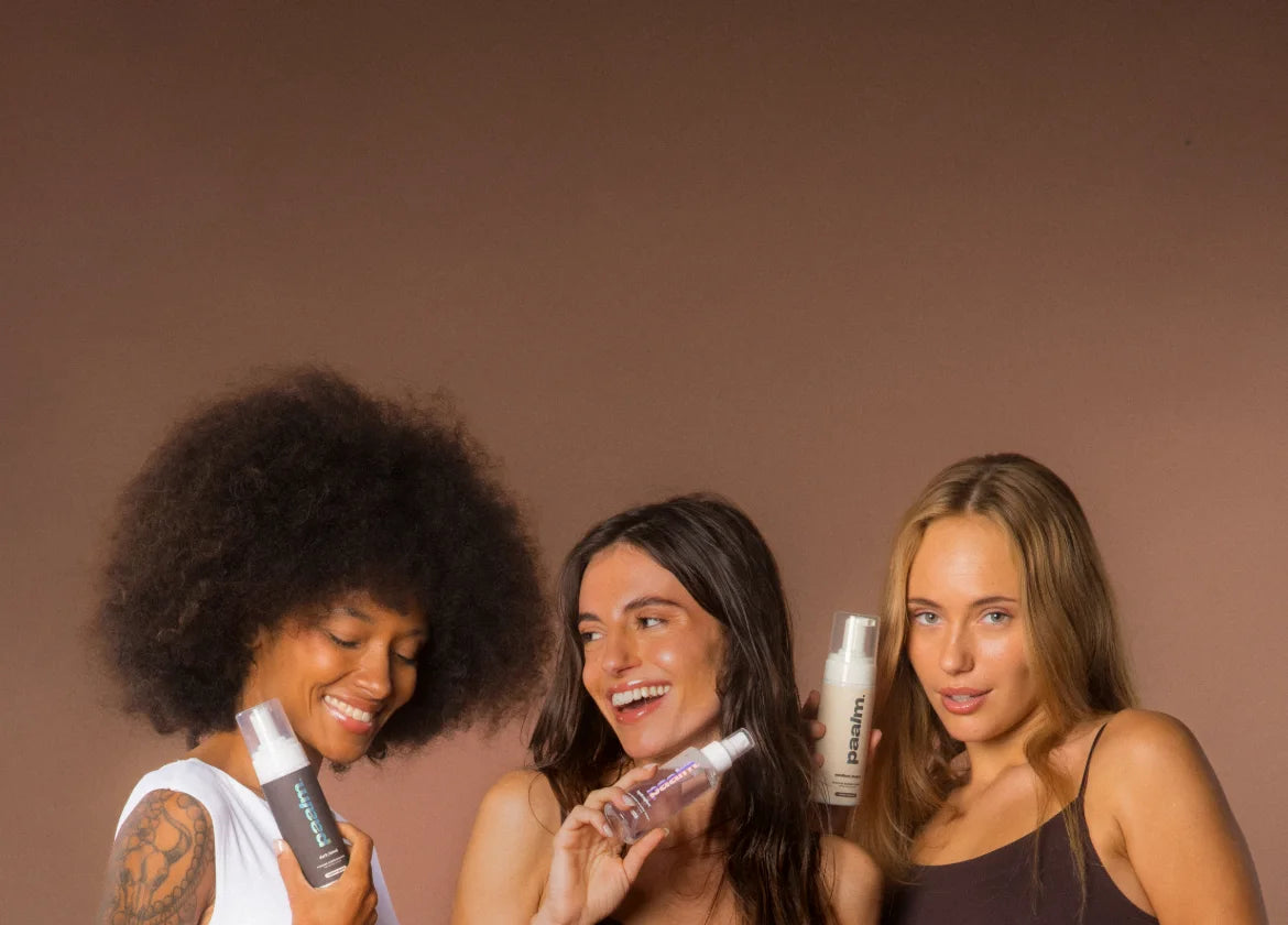 Trois modèles avec la mousse autobronzante et l'Hydraglow Paalm