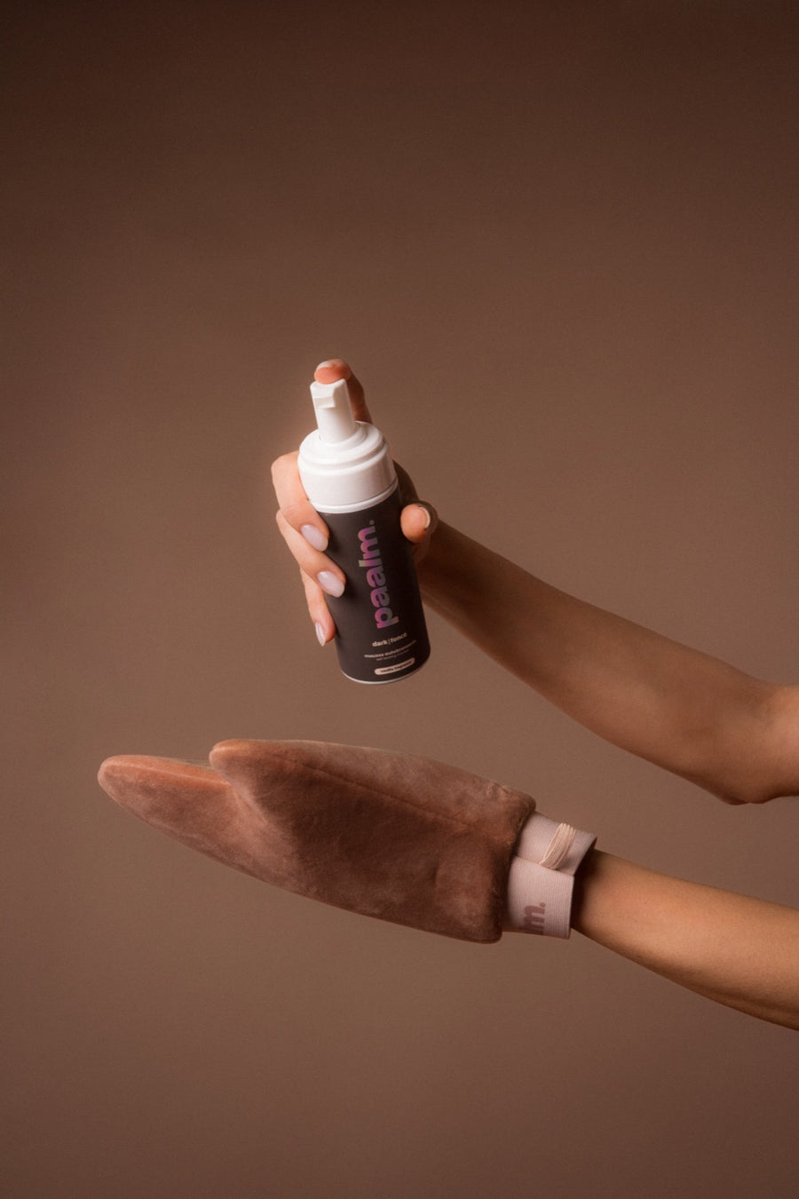 Mousse autobronzante Paalm déposée sur le gant applicateur