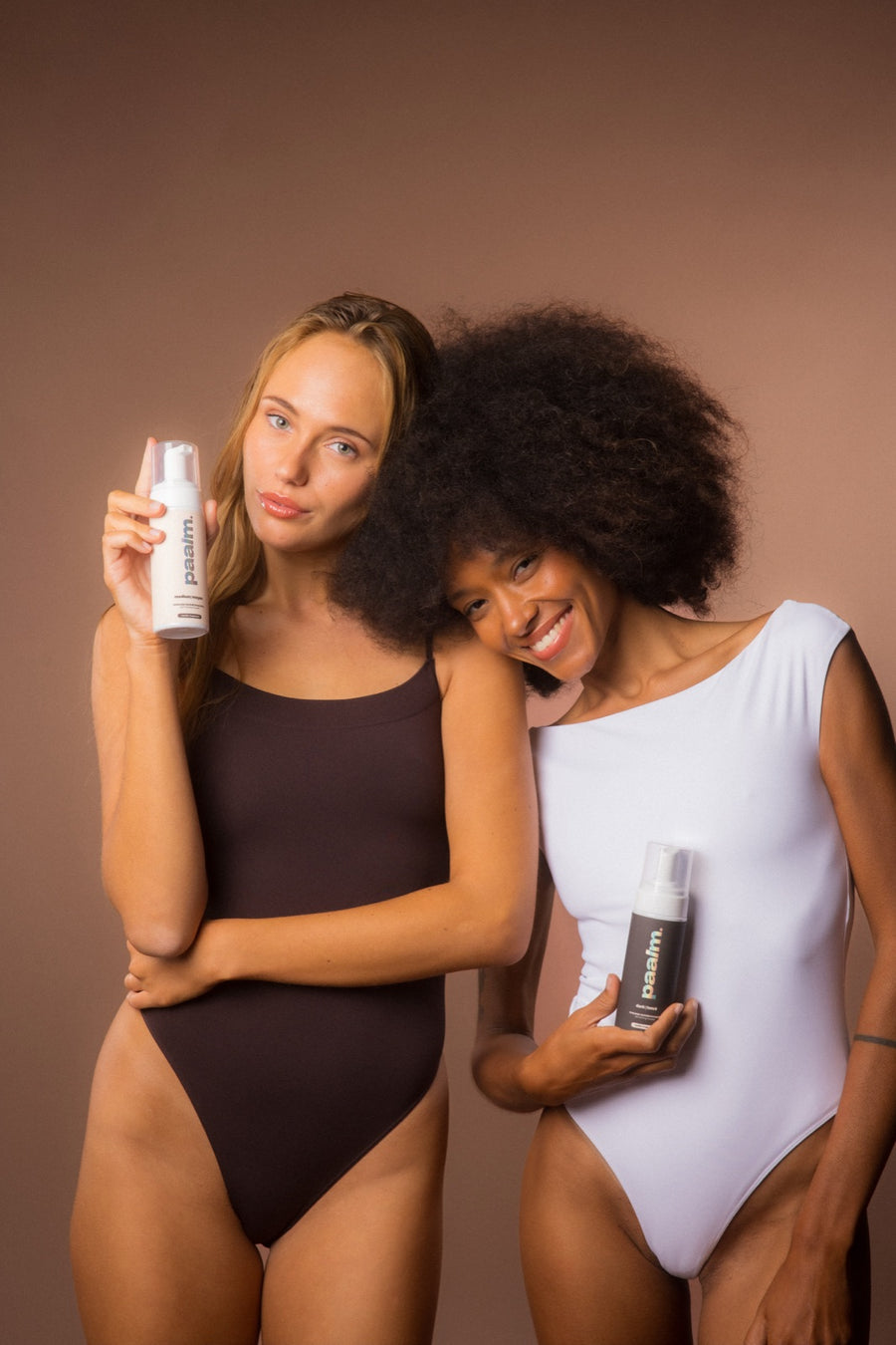 Deux modèles avec les mousses autobronzantes Medium et Dark