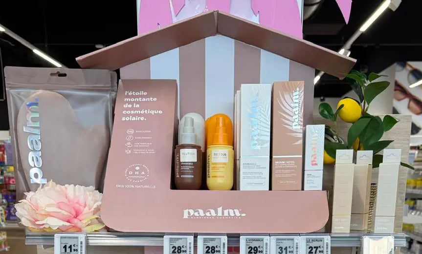 Présentoir Paalm en pharmacie : mousses autobronzantes, huiles et gant applicateur